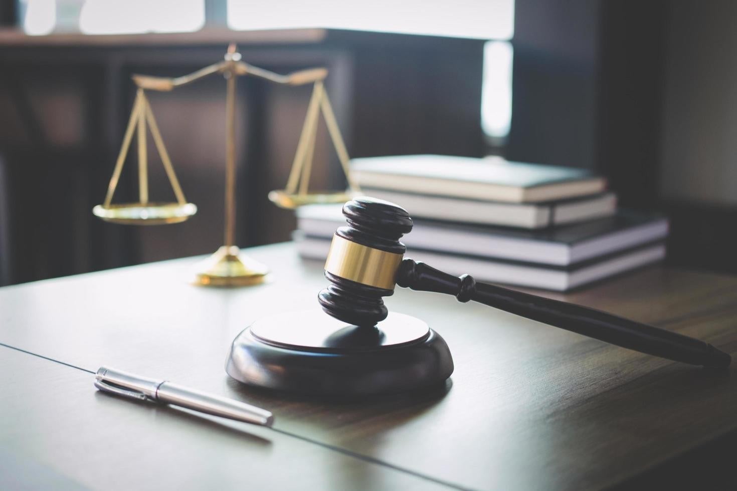 Balança da justiça, martelo e livros de direito